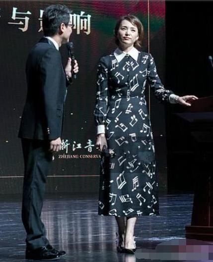 董卿与杨颖同穿音符裙，网友:才知道气质和身材哪个重要