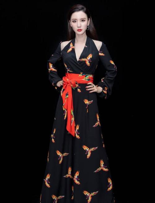 张萌秀曼妙身姿,凤凰做成裙子让人惊艳,难得一见的现代古典美!