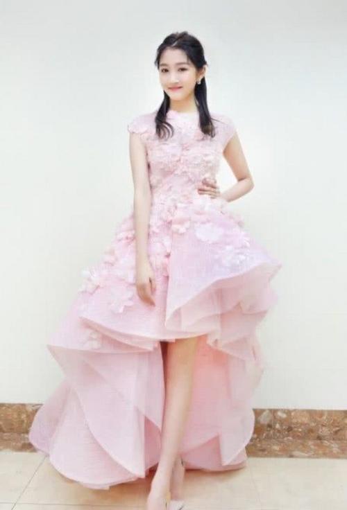 关晓彤为了显腿长，下身竟穿一条打底裤走机场，网友：气场二米八