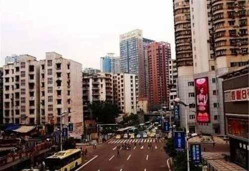 中国的一个特别城市，当地盛产美女，常被误认为成一个省