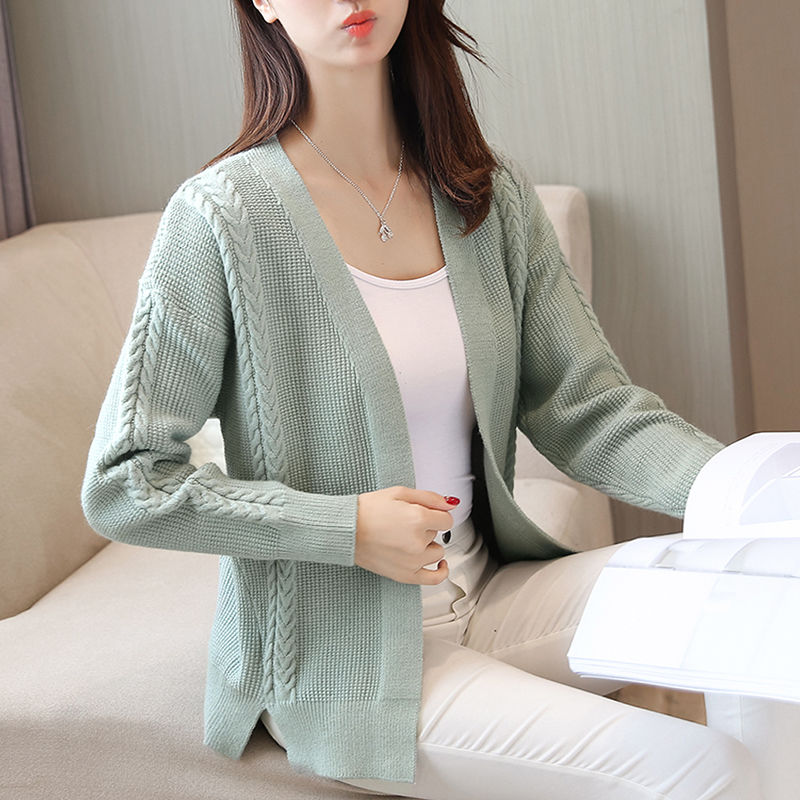 上海女人就是会穿，开衫搭小背心直接穿出门，洋气减龄有活力，美