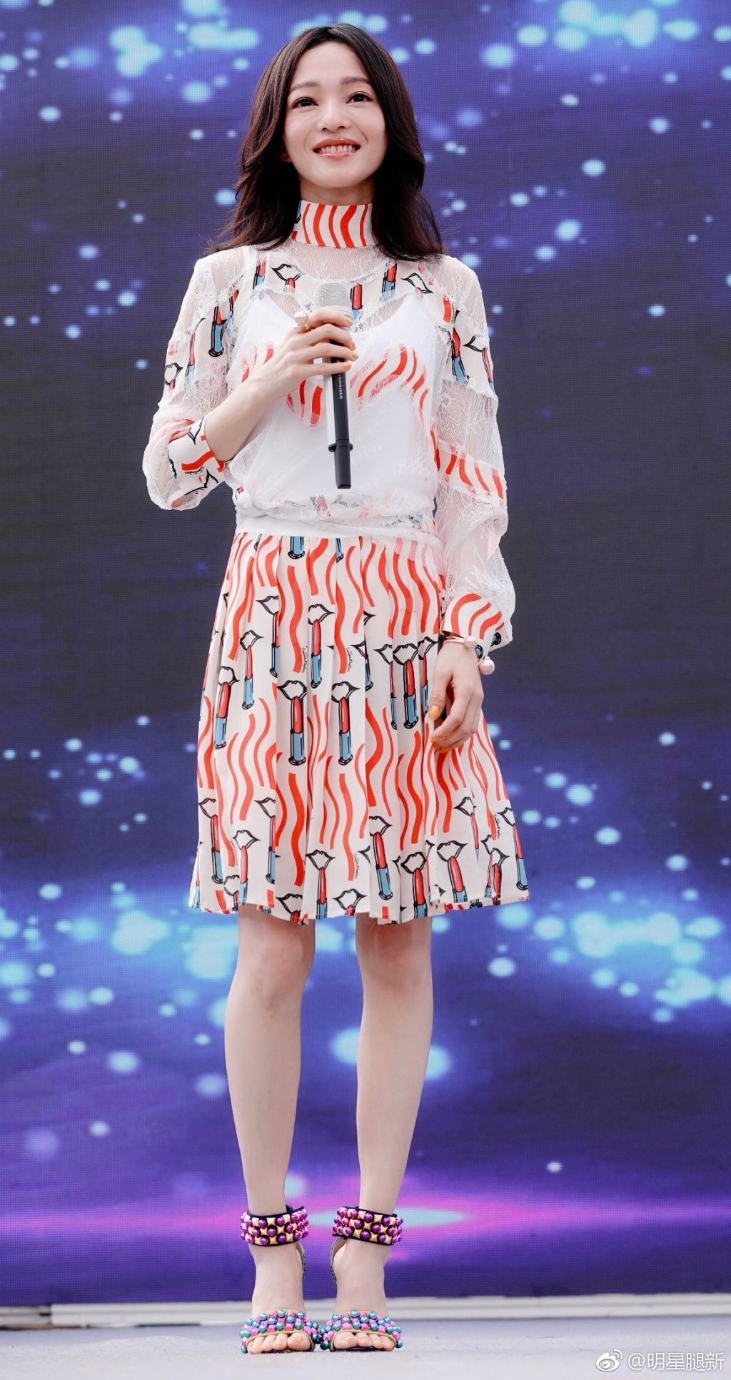 张韶涵演唱会现场，露趾凉鞋加上碎花短裙 美腿和玉足完美呈现