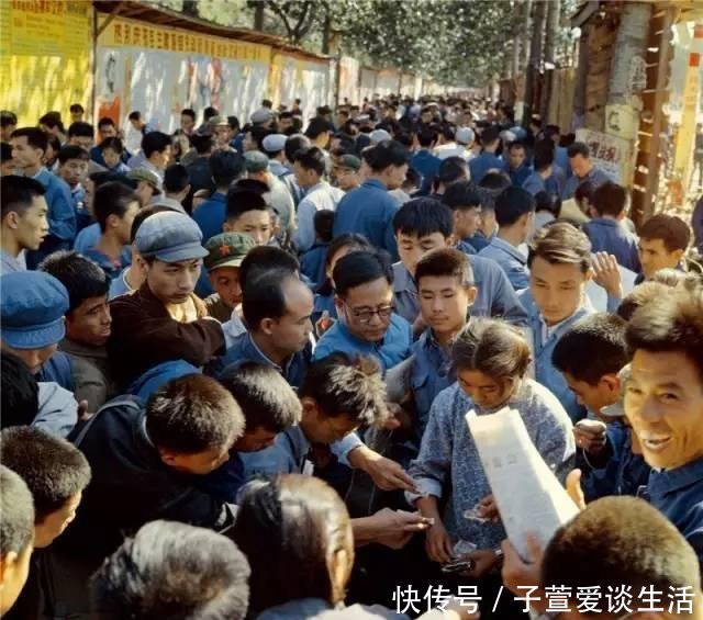  在海边|1971年中国农村真实老照片图2让人怀念、图10很多人一定