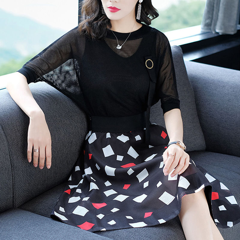 姐姐胆真大，穿款“性感裙”上街，备受欢迎，妖娆身姿，穿出S型