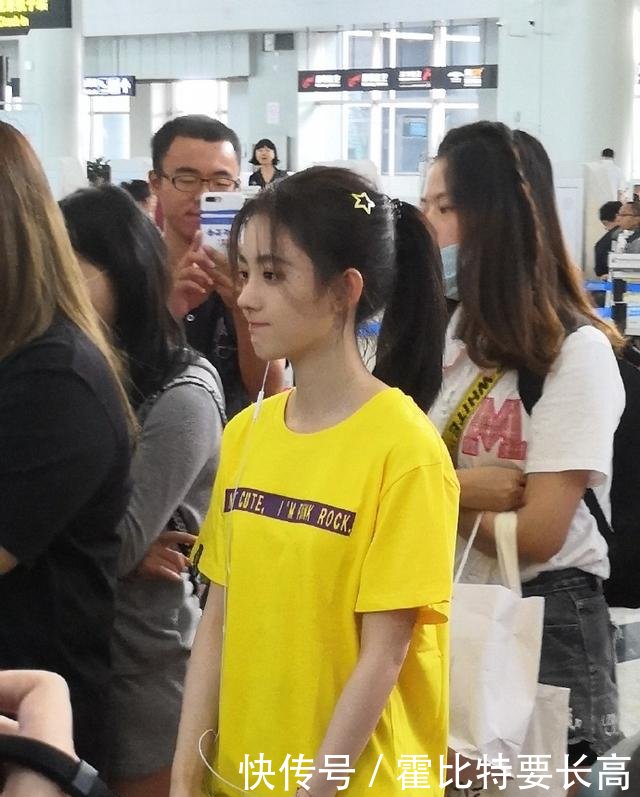 鞠婧祎穿黄色T恤配运动长袜，嫩成高中生，见识了真正的盛世美颜