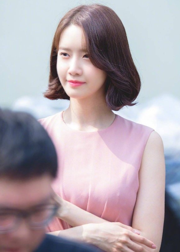 林允儿身穿可爱粉嫩连衣裙，一双长腿实在太美