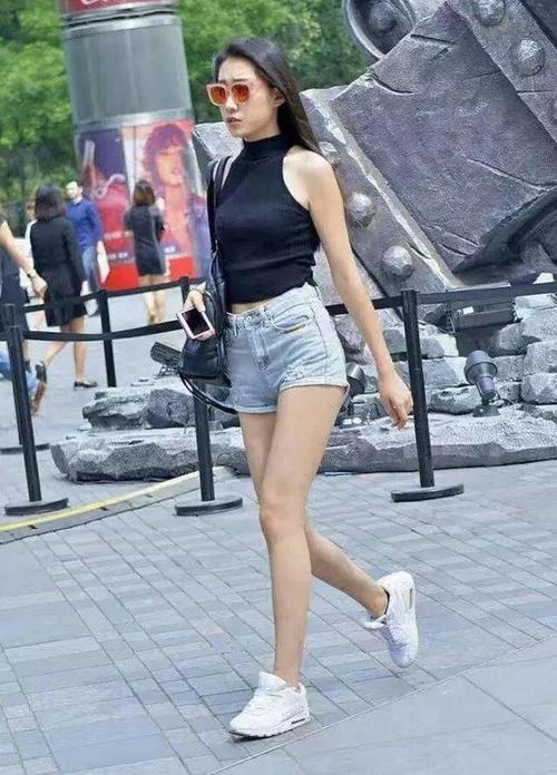 姑娘厉害了!好紧的短裤也敢穿出门,却收到不同寻常的效果