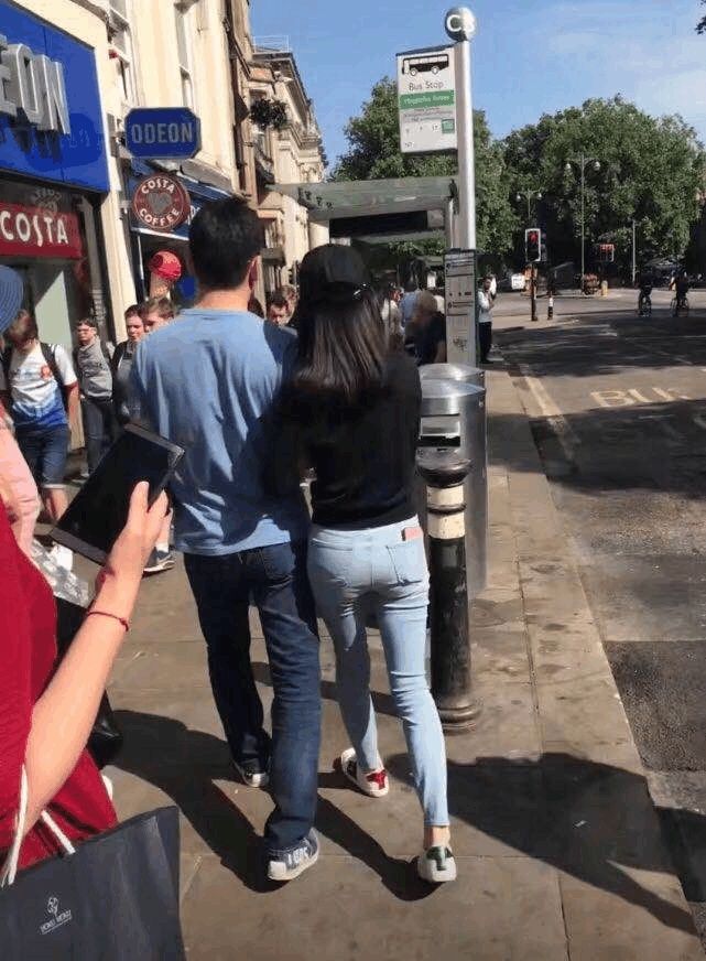 刘强东带章泽天逛内衣店，刘强东背影身材强健，44岁还似年轻小伙