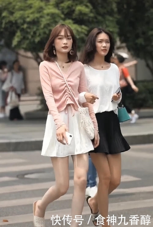  美女|美女太“年轻”了,和女神穿闺蜜装,腿像10年没洗一样,佩服！