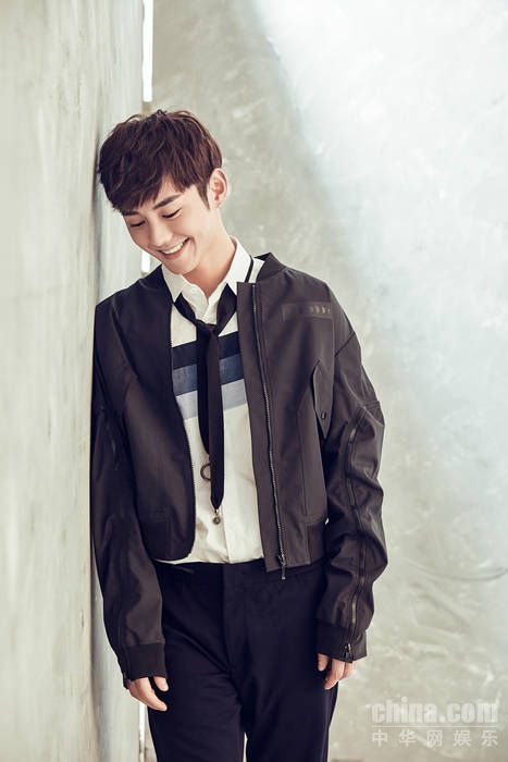 蓝博黑色夹克写真曝光 青春帅气时尚感MAX