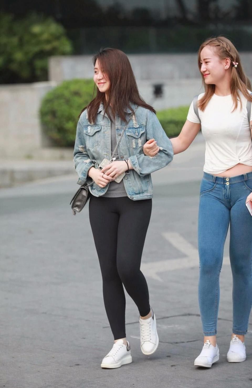 两位穿紧身裤的学生妹好性感