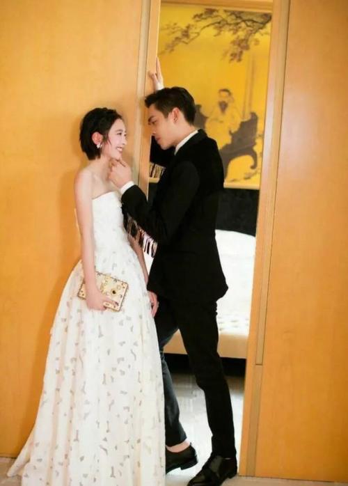 八月分手魔咒将破？网曝张若昀唐艺昕已领证结婚，甜蜜吻照流出