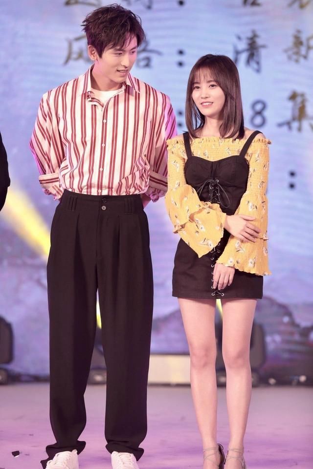 鞠婧祎热舞现身，网友：四千年美女裤子是故意露的吗？