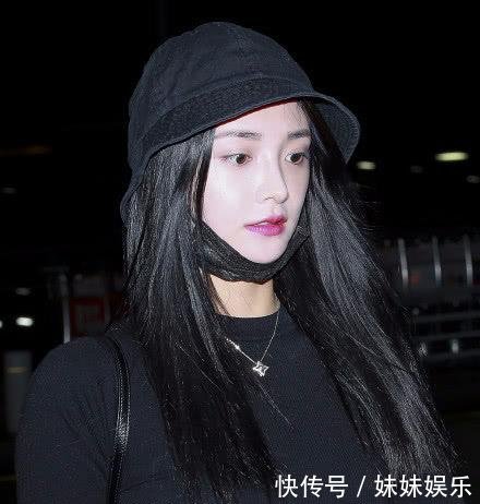 周洁琼真敢穿，牛仔裤外面又缝了半截裤子，原谅我看不懂这种时尚