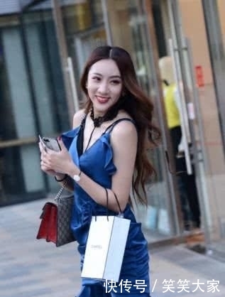 「气质」白色搭配黑色短裙,高端又不失优雅,突出大都市女性时尚气质美