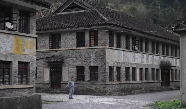 失落深山的汞矿遗址，曾经城里姑娘想嫁这里，小伙做梦都想进工厂