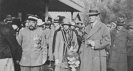  「那两箱黄」老蒋败退台湾后，为何阎锡山却落魄到住窑洞，他的