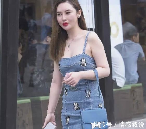 妹子真敢穿，远看就像穿着内衣在街头穿梭，简直太吸引眼球了！