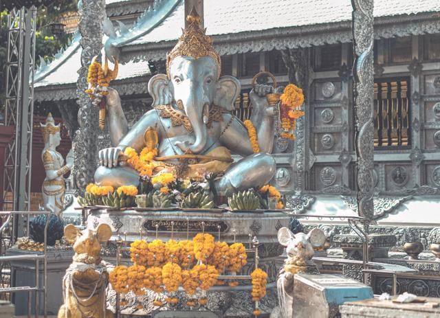 泰国最耀眼的寺庙，纯银打造精美绝伦，游客慕名前来