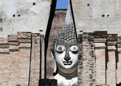 泰国寺庙中非常神秘的一座佛像,唯一的开眼佛像,错过十分可惜