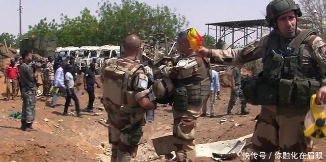 『打击恐怖』北约大国两架军机空中相撞,飞机残骸散落一地,13名士兵当场丧生