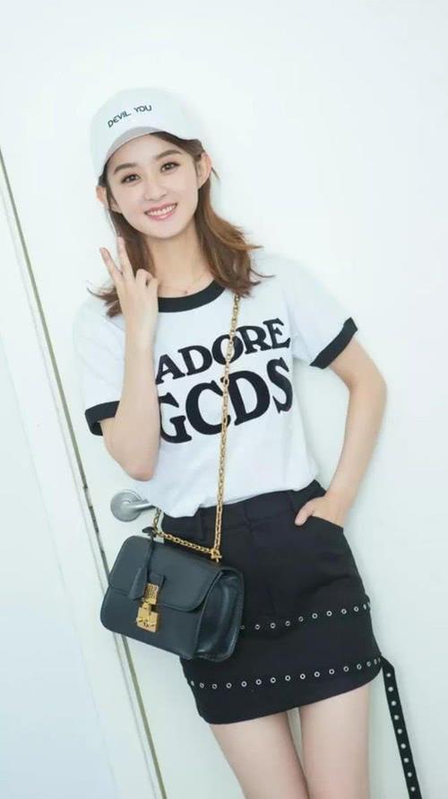 身高不够鞋子来凑！赵丽颖一袭花裙惊艳亮相，鞋都有20厘米？