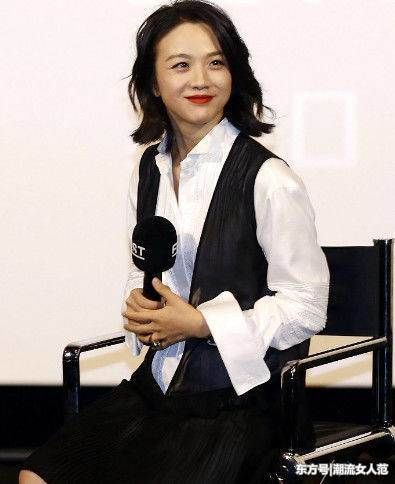 汤唯性感穿扮让人认不出，一字锁骨很抢镜，网友：女神就是不一样