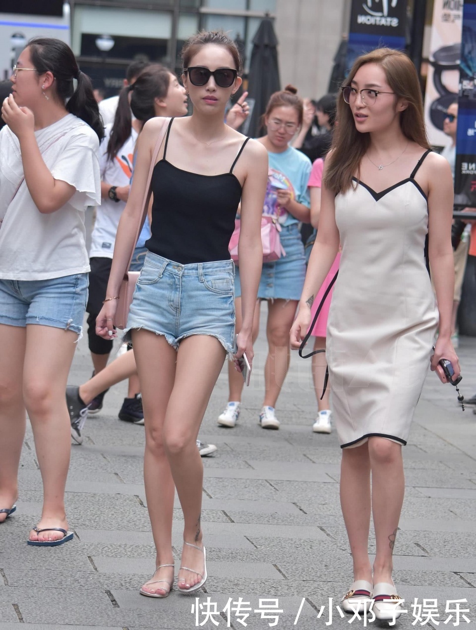 街拍：小姐姐吊带裙穿出微胖身材，三人排成排，成一道亮丽风景