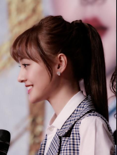 赵丽颖扎起马尾很有活力，看起来更显小的是高圆圆吧