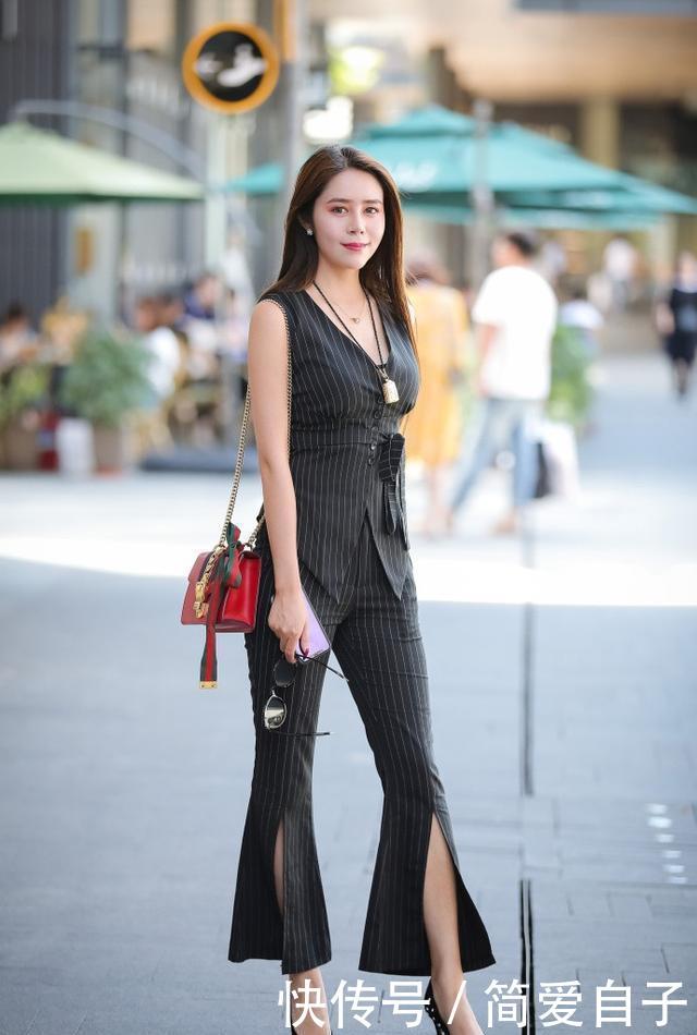 # 美女#尽显成熟女人味!,街拍:美女黑色印花连衣裙搭配黑色丝袜