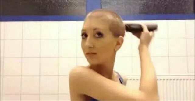 美女想知道自己光头样子,当她把头发剃光后,样子不要这么漂亮吧