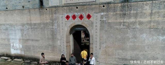 上世纪，水库放入两条小鱼，竟是淡水之王幼鱼，现在失控成灾