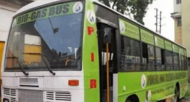 印度“牛粪”公交车，一毛钱一次！印度：领先中国20年