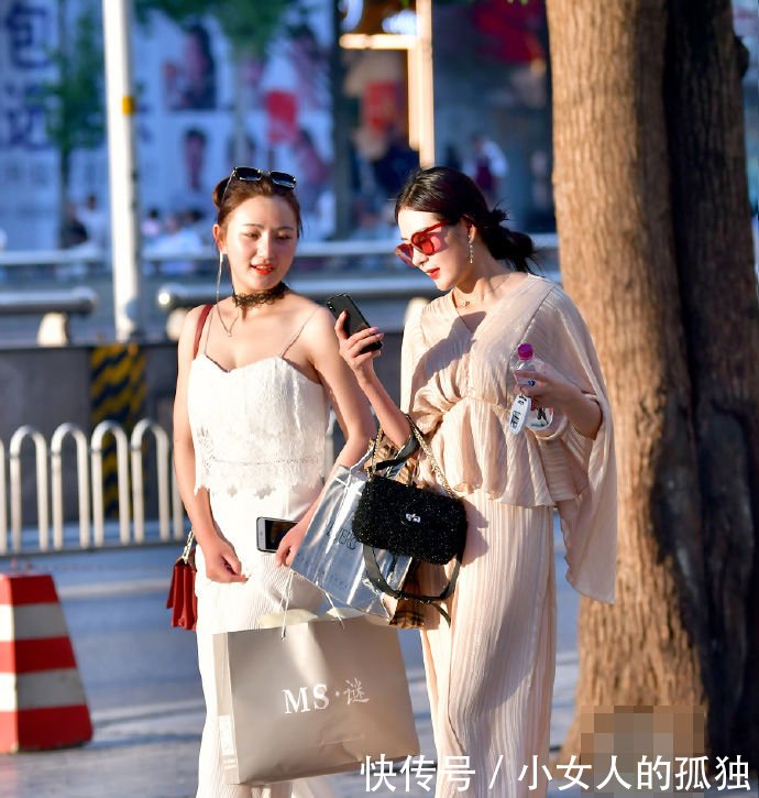 路人街拍微胖界的小姐姐，黄色运动背心穿出不一样的清爽和性感