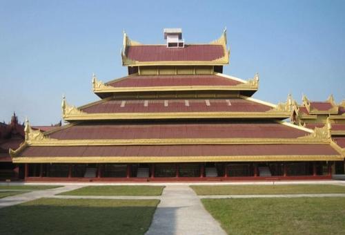 亚洲这座宫殿规模比故宫还大，仅护城河就有60米宽，就在中国隔壁