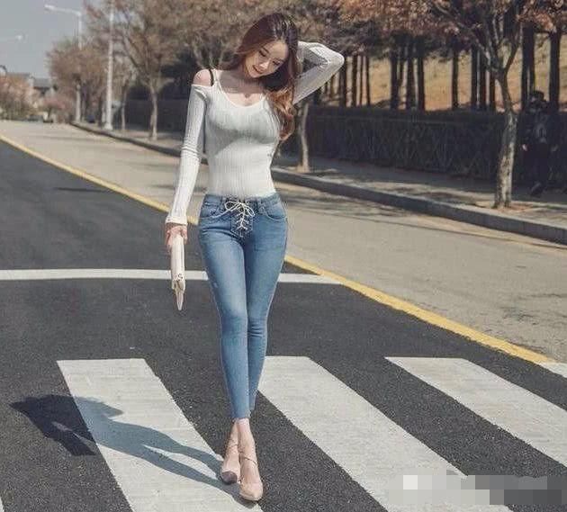 还在以瘦为美？微胖女人才是真的美，看街头微胖美女性感又时髦！