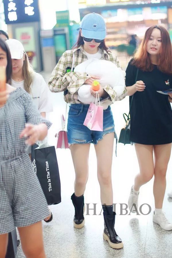 瘦回巅峰的赵薇年轻10岁!白百何这脸是怎么了?【海报街拍】