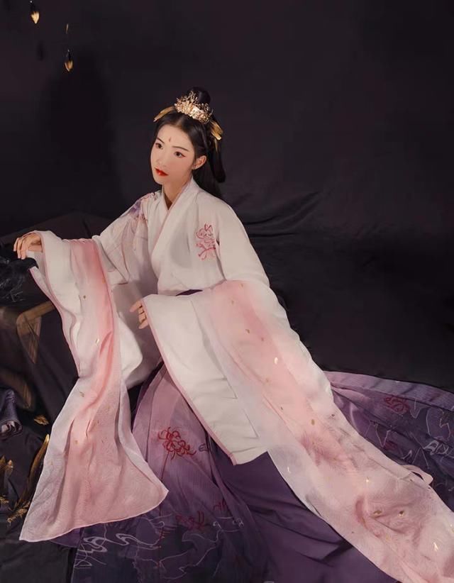  「套衣服的配」它被称作时期的泪水，型制不正确却仍然受大伙儿热烈欢迎，究竟由于哪些