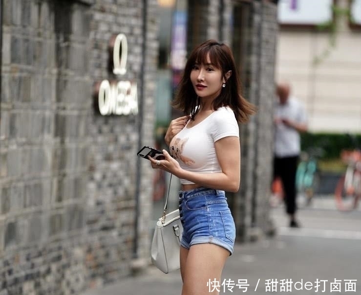 「 位小姐姐」时尚又清凉，成为大街上一道亮丽的风景线，白色短T搭配牛仔裤