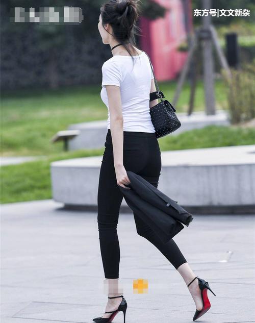 街拍：牛仔裤版型紧身大气不紧绷，显出迷人小蛮腰，穿上更显高挑