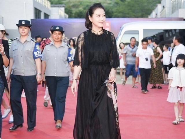 『女人』上了年纪的女人,穿红色连衣裙更有高级感