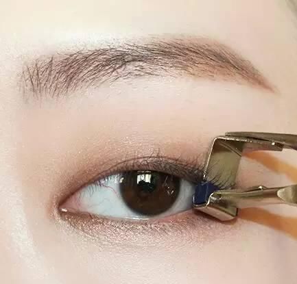  眼影■刘雯在模特界收益都排前八了，还不赶紧来学习她的穿衣风格和妆面？