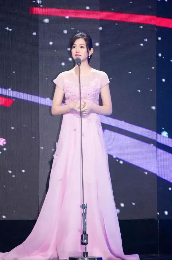 陈妍希穿连体裤秀腿，却被后期坑了，网友:栏杆都变形了!