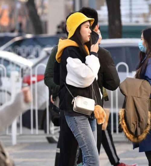  【美女】美女时尚街拍：身材苗条的美女，一条蓝色的连衣裙，时尚大方气质