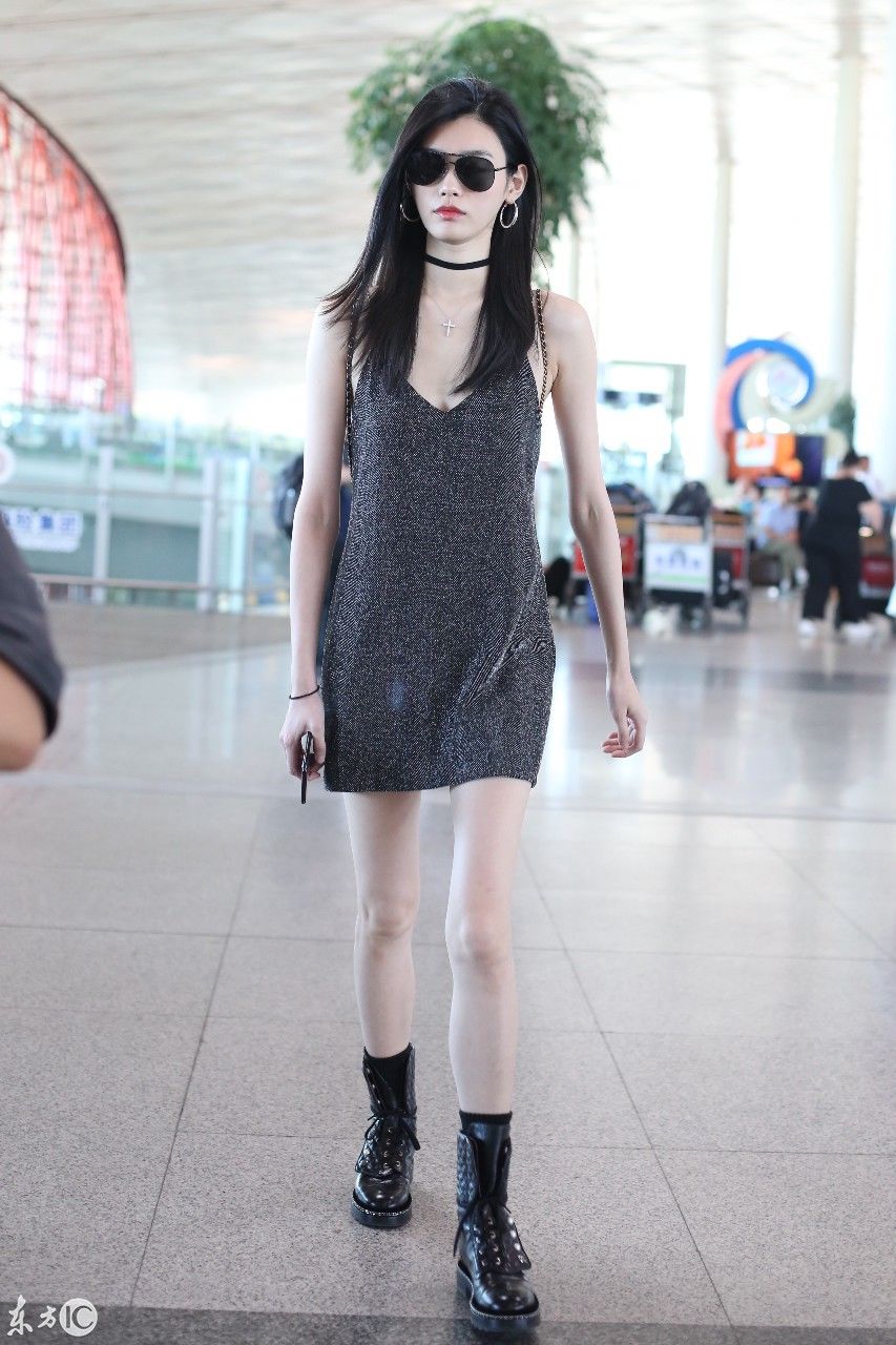 奚梦瑶机场秀时尚，连衣裙搭配长筒靴，网友:到底是热还是冷呢