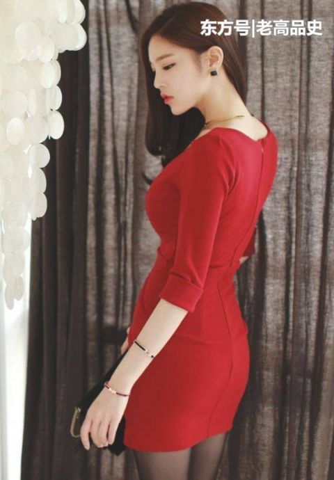  舒适：女神必备：身材曼妙的紧身裙美女，带来夏日的清凉