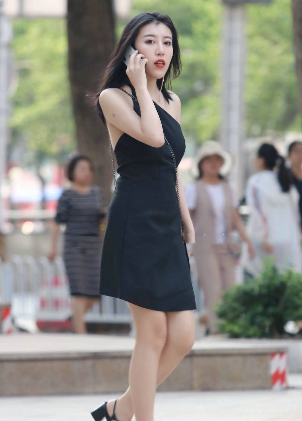  「连衣裙」美女穿黑色连衣裙搭配黑色高跟凉鞋,展现曼妙身姿,真是风情满满