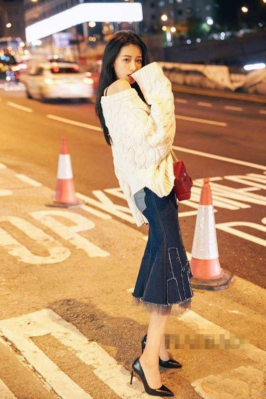 孙怡这斜挎包真个性!比手掌都小，到底用来装什么的?