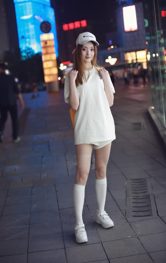 街拍：明眸皓齿白皙可爱的小姐姐，打扮上时尚大气看着高挑显廋！