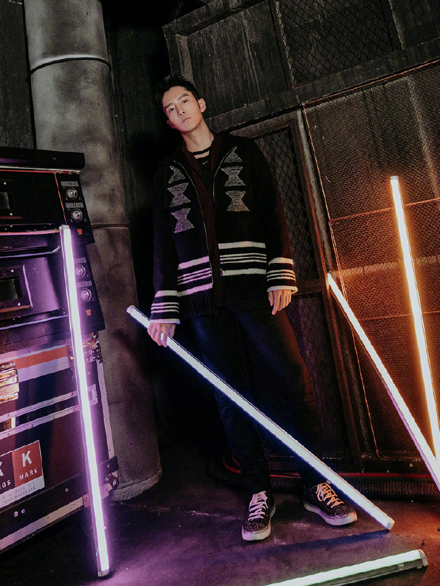 25岁盛一伦撞衫35岁王凯，同穿刺绣流苏外套，风格却差这么多！